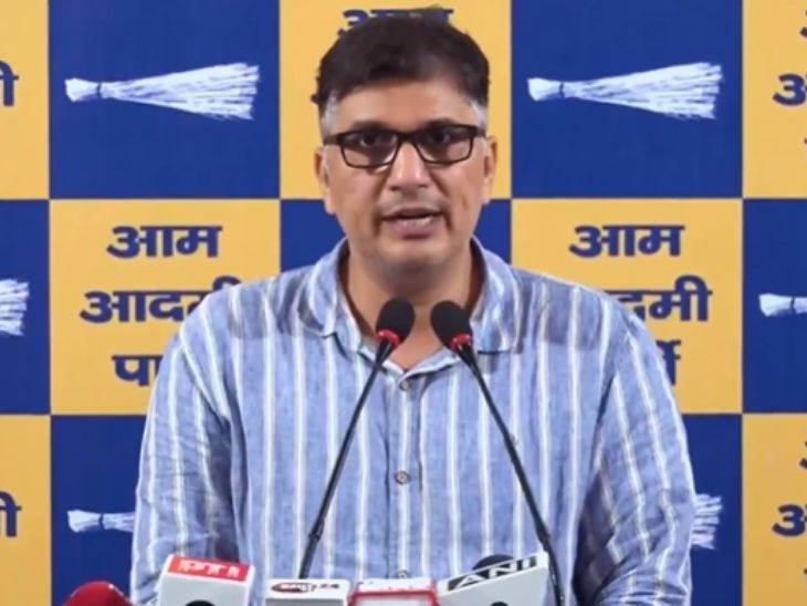 सौरभ भारद्वाज ने शुक्रवार को प्रेस कॉन्फ्रेंस में कहा कि लोग यह मानकर कतारों में खड़े होते हैं कि उनके वोट से सरकार बनेगी, लेकिन हकीकत में भाजपा और चुनाव आयोग मिलकर नतीजे तय करते हैं। - Dainik Bhaskar