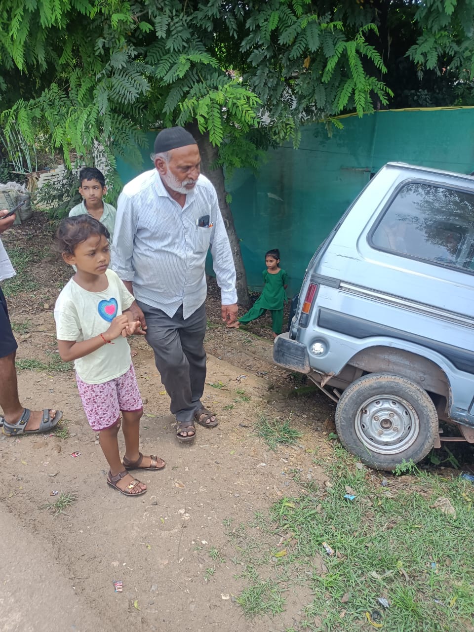 बच्चों ने भागकर बचाई जान।