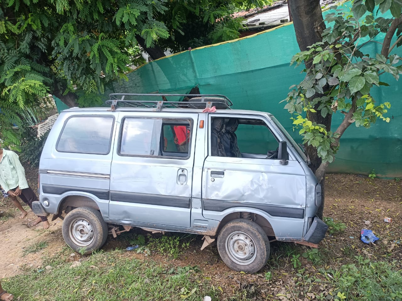 पेड़ से टकराई अनियंत्रित कार।