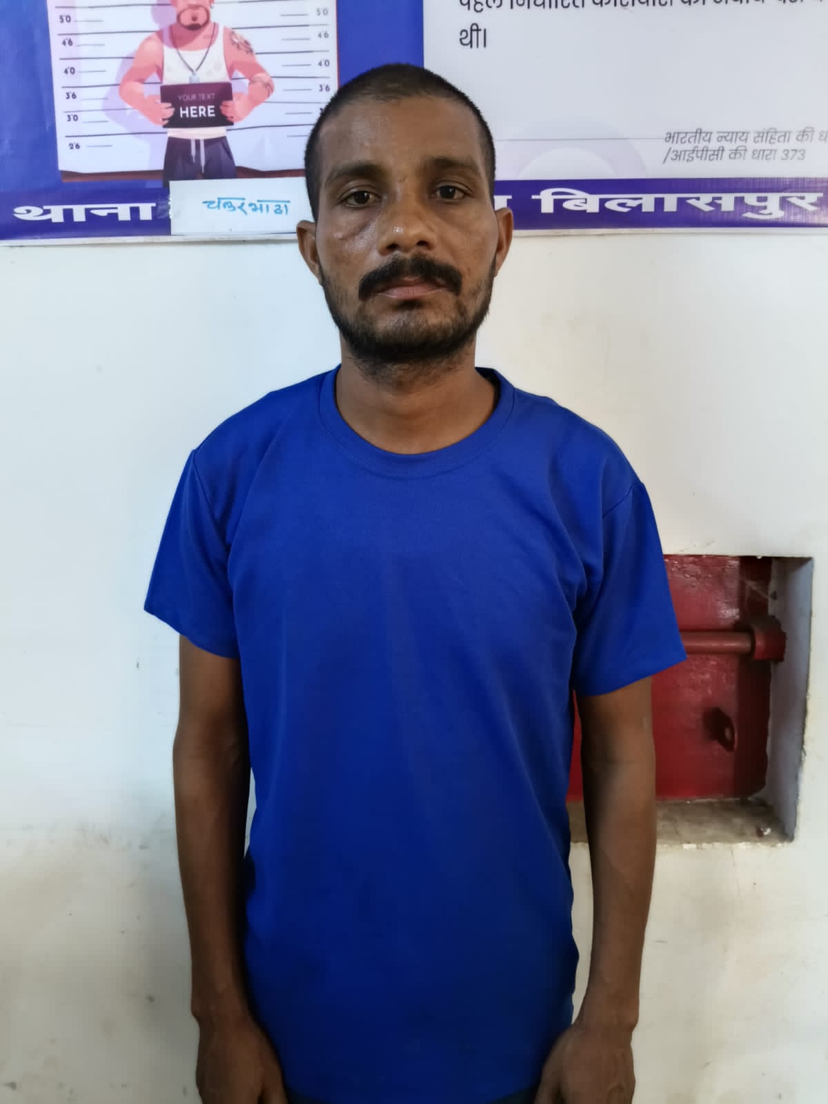 कुल्हाड़ी लेकर थाने पहुंचा आरोपी बेटा विष्णु केंवट।