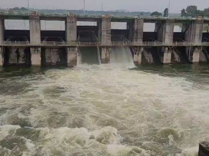 भोपाल के कलियासोत डैम के दो गेट खोले गए।