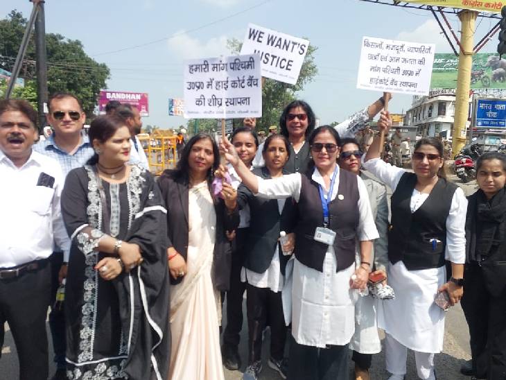 वकीलों के आंदोलन में बड़ी संख्या में महिलाएं भी पहुंची हैं। सभी ने काला कोट पहन रखा है।