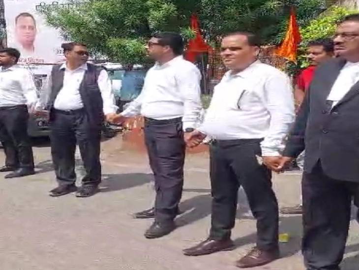 बेगमपुल पर मानव श्रृंखला बनाकर विरोध जताते मेरठ के वकील।