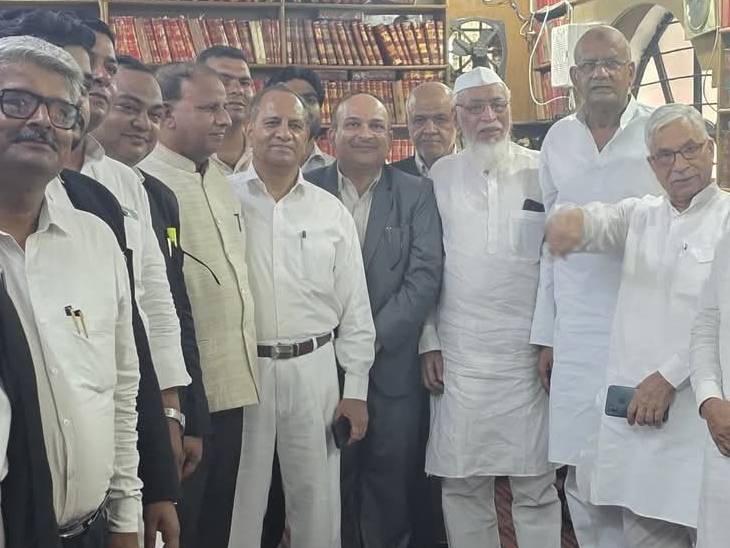 वकीलों को समर्थन देने किठौर विधायक शाहिद मंजूर सपा के प्रतिनिधि मंडल के साथ पहुंचे हैं।