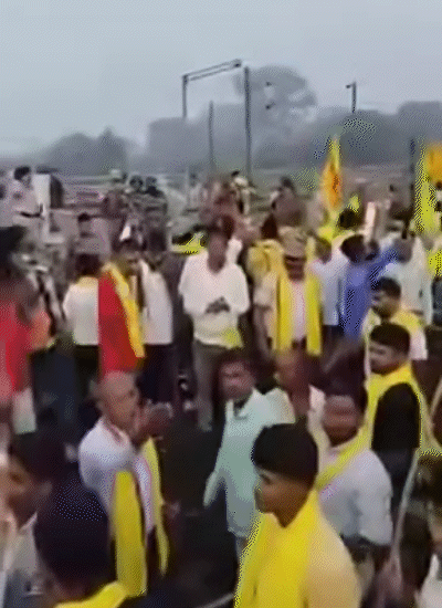 In Giridih too, people of Kudmi community blocked the track.