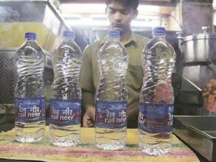 रेलवे स्टेशनों और ट्रेनों में बिकने वाले IRCTC से अप्रूव्ड अन्य पैकेज्ड पानी के ब्रांड्स की कीमतें भी कम होंगी। - Dainik Bhaskar