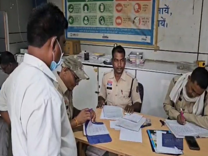 पुलिस मर्ग कायम कर मामले की जांच कर रही है।