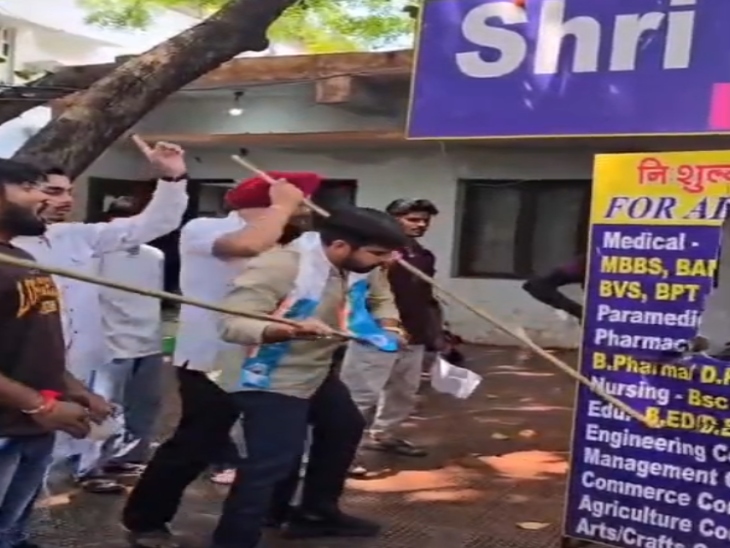 इस मामले में डीडी नगर थाने में शिकायत दी जिसके बाद पुलिस ने अलग-अलग 6 धाराओं में FIR दर्ज की है।