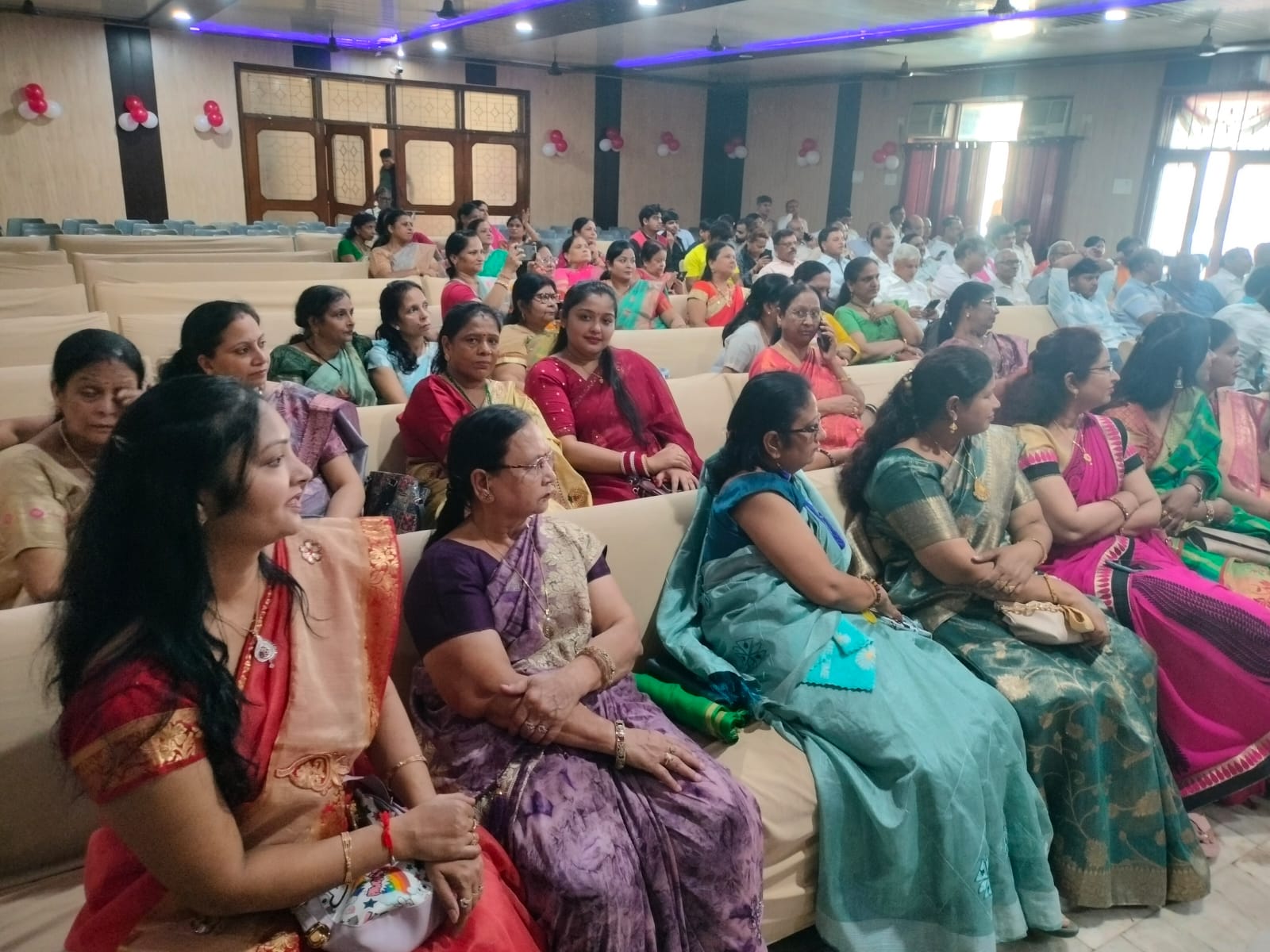 जैन समाज के कार्यक्रम में मौजूद महिलांए