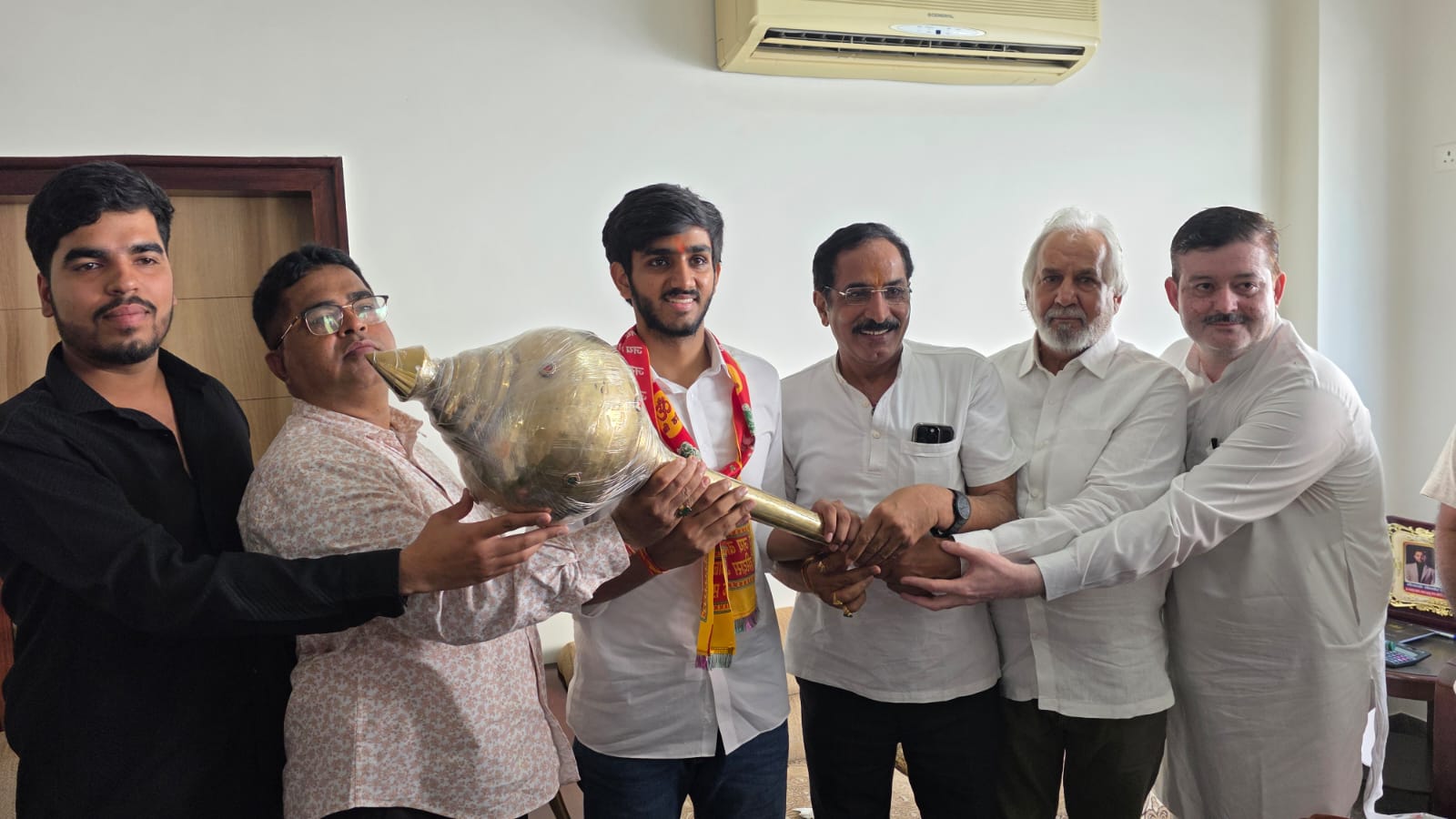 आर्यन मान को गदा भेंट करते उनके समर्थक।