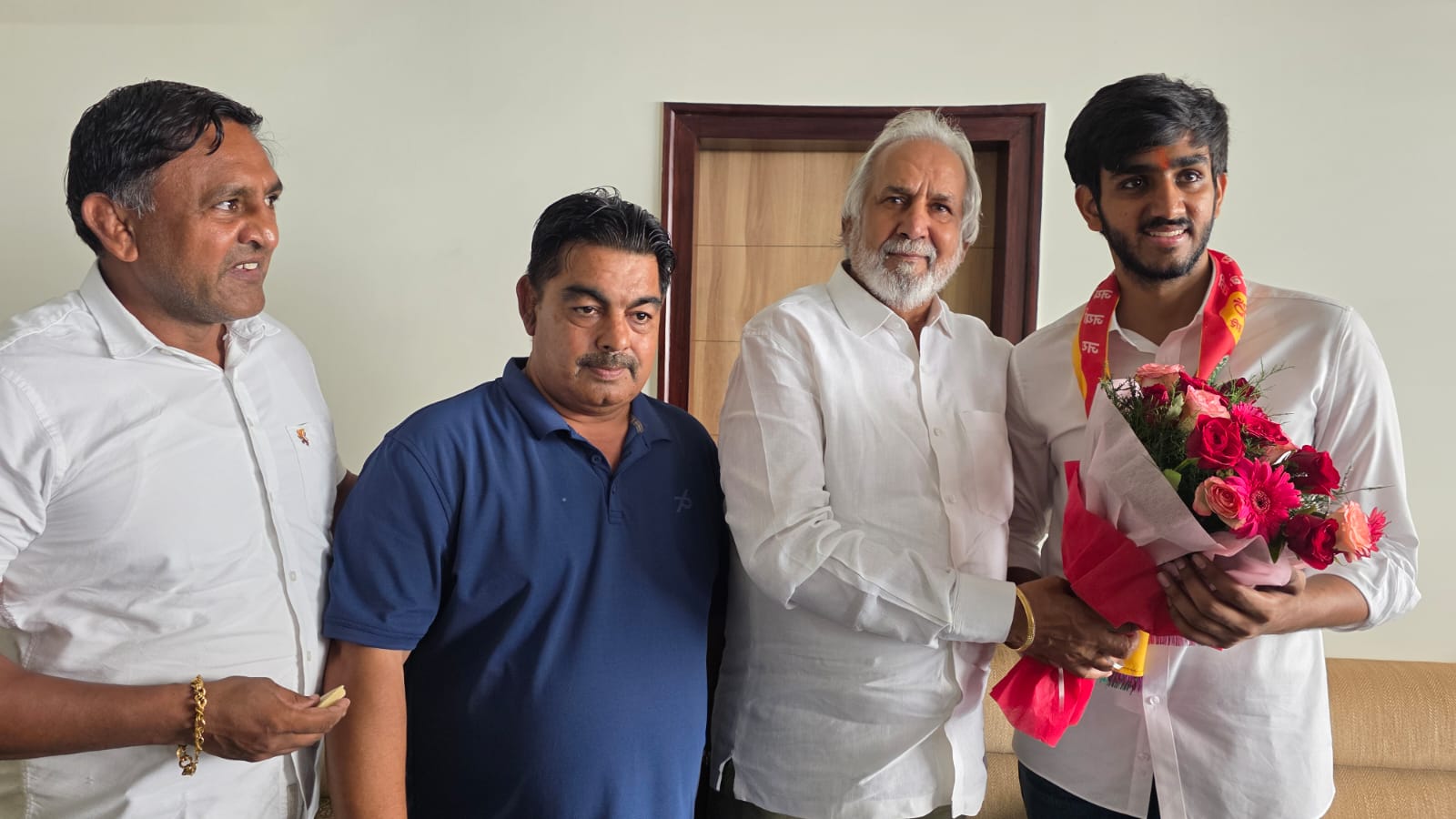 बहादुरगढ़ पहुंचे आर्यन मान का स्वागत करते लोग।