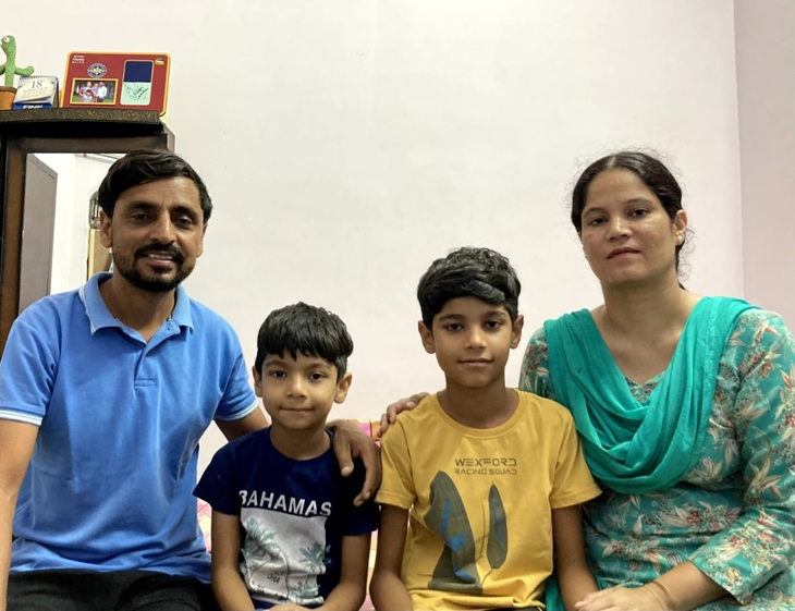 पत्नी रेनू और दोनों बच्चों के साथ 50 लाख जीतने वाले छिंदरपाल।