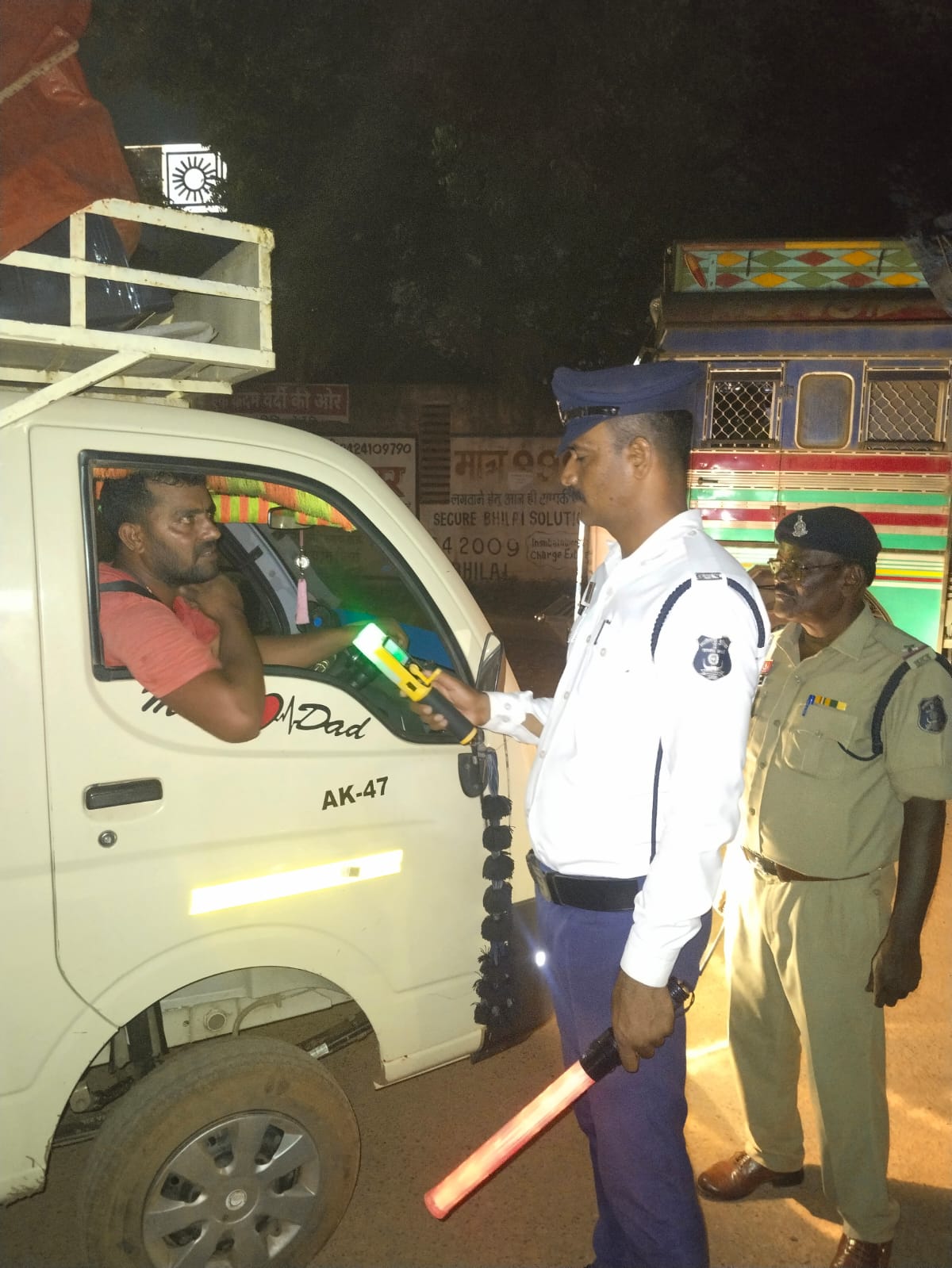 अभियान के तहत ट्रैफिक पुलिस मालवाहक वाहनों की भी कर रही है जांच।