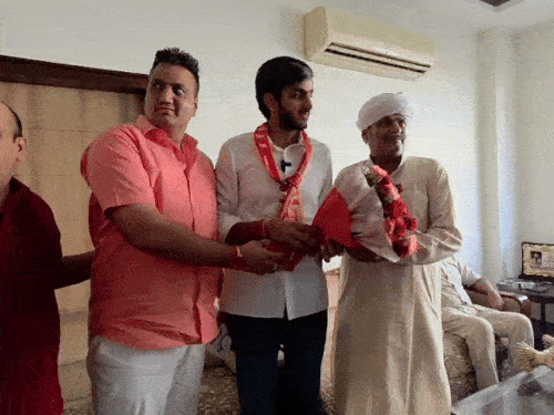 घर पहुंचने पर आर्यन मान का स्वागत करते खाप प्रतिनिधि।