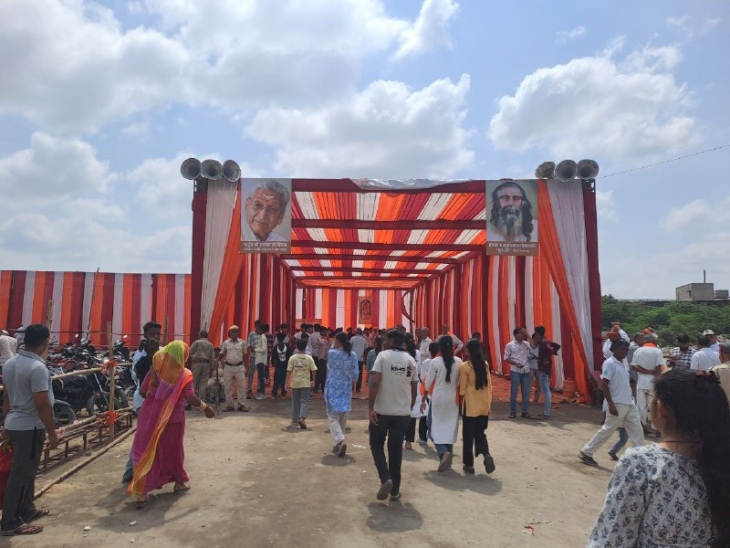 पाली शहर के अणुव्रत नगर मैदान में रविवार को विश्व हिन्दू परिषद पाली विभाग की ओर से हिन्दू शंखनाद का कार्यक्रम को लेकर सजाया गया पांडाल और मुख्य गेट।