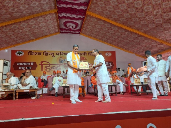 पाली शहर के अणुव्रत नगर मैदान में रविवार को विश्व हिन्दू परिषद पाली विभाग की ओर से हिन्दू शंखनाद का कार्यक्रम में आयोजकों द्वारा स्मृति चिन्ह देकर सम्मानित करते हुए।