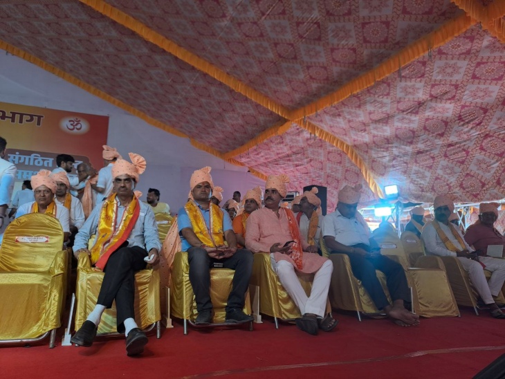 पाली शहर के अणुव्रत नगर मैदान में रविवार को विश्व हिन्दू परिषद पाली विभाग की ओर से हिन्दू शंखनाद का कार्यक्रम में मंचासीन भामाशाह।
