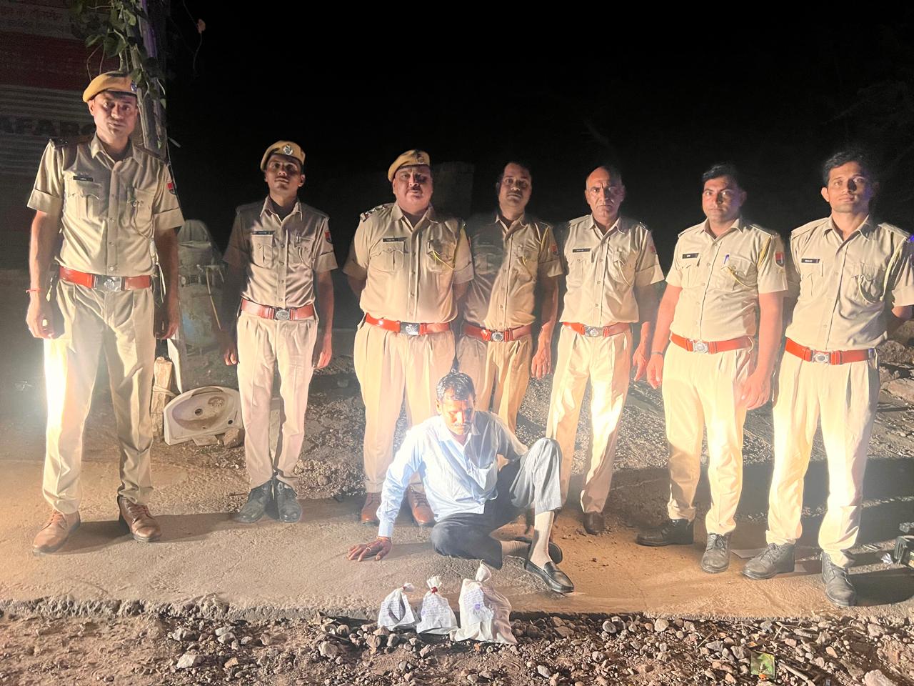 पुलिस आरोपी से मादक पदार्थ तस्करी को लेकर पूछताछ कर रही है।