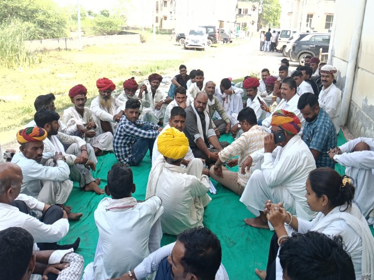 धरने पर बैठे देवासी समाज के प्रदेशाध्यक्ष सुखदेव देवासी के समाज के लोग।