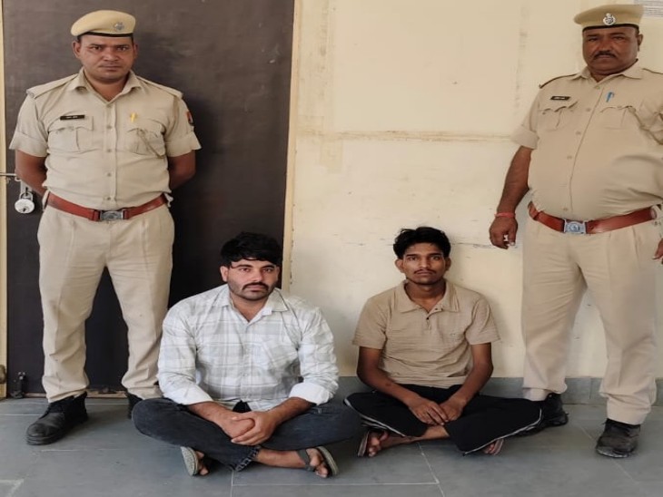 पुलिस की हिरासत में आरोपी।