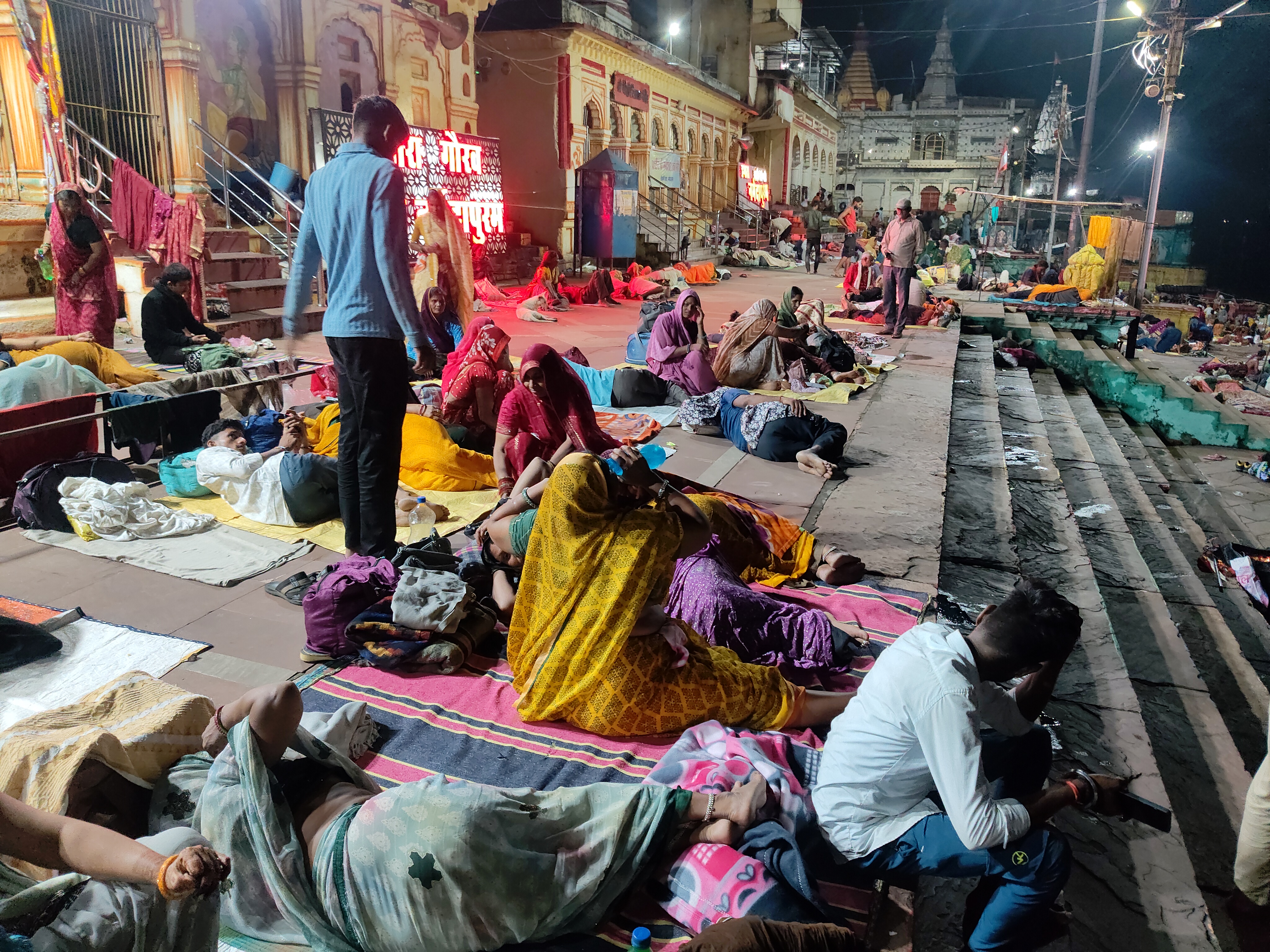 रात्रि में सेठानी घाट श्रद्धालुओं से भरा रहा।