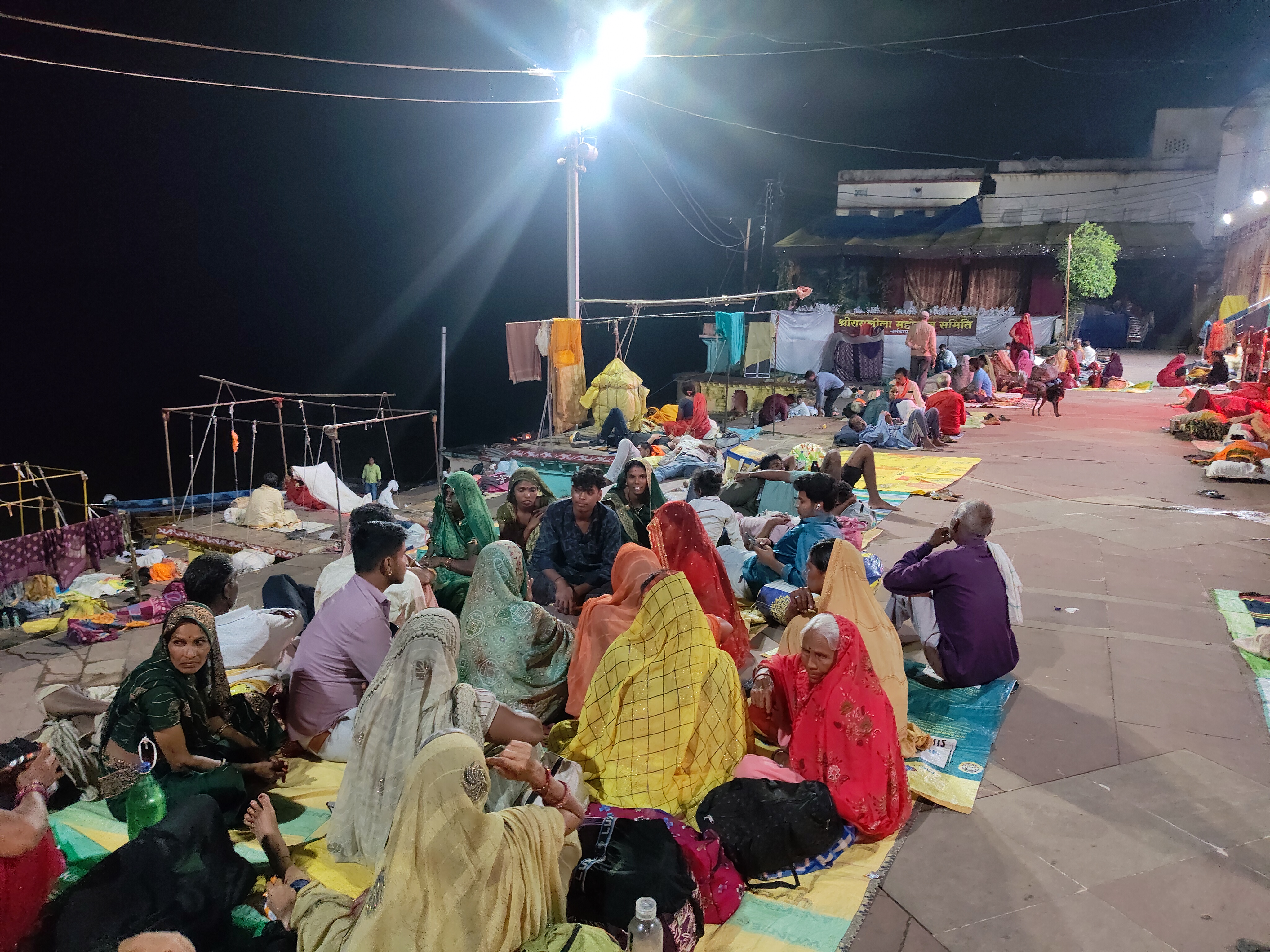 सेठानी घाट पर बड़ी संख्या में मौजूद रहे श्रद्धालु।