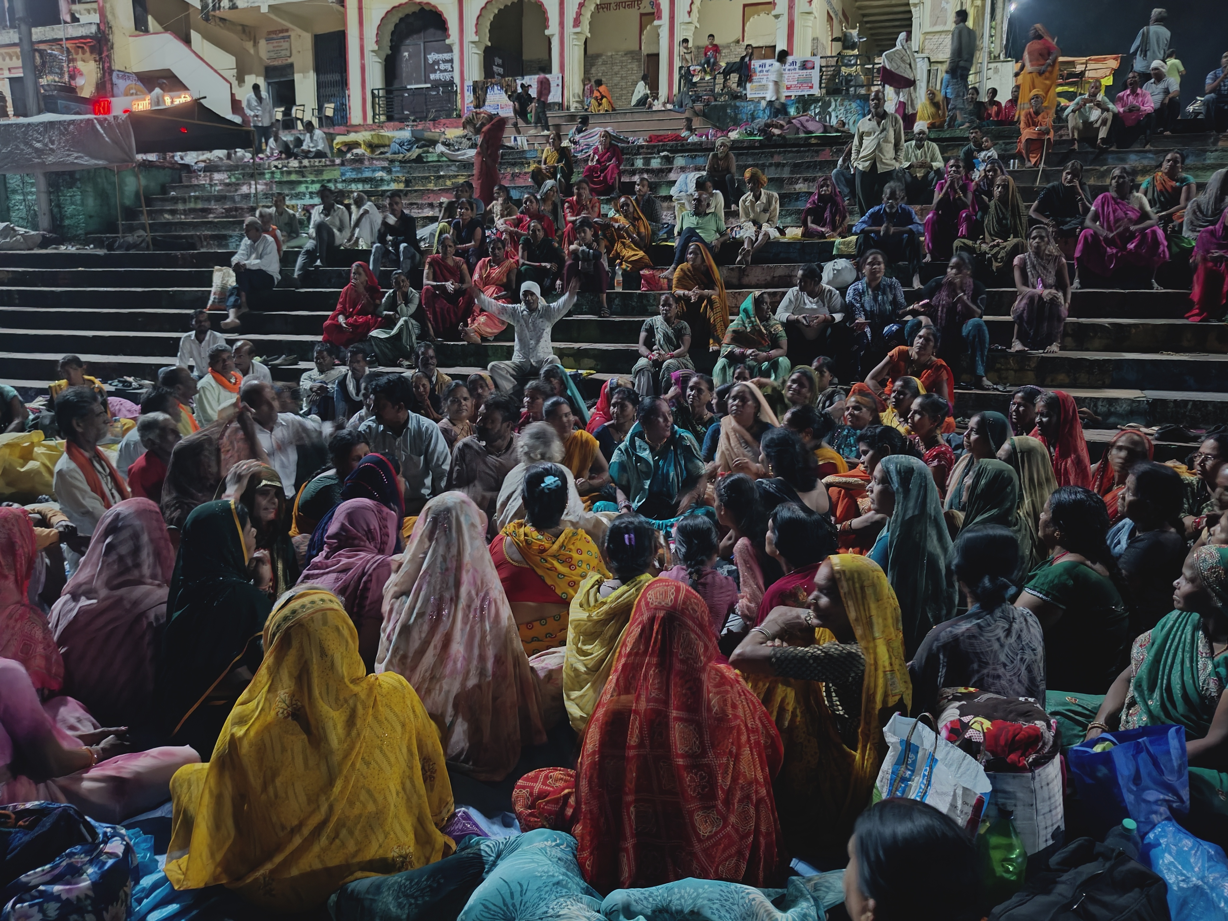 भजन गाकर रात्रि जागरण।