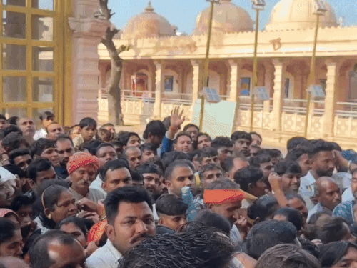 दूर दूर से श्रद्धालु दर्शन के लिए पहुंचे।