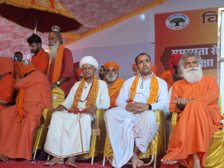 पाली शहर के अणुव्रत नगर मैदान में रविवार को विश्व हिन्दू परिषद पाली विभाग की ओर से हिन्दू शंखनाद का कार्यक्रम में मंचासीन अतिथि।