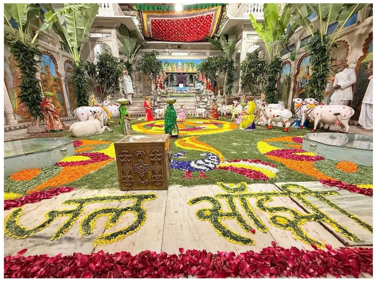 श्रीनाथजी मंदिर में पहली बार जल की सांझी का मनोरथ।