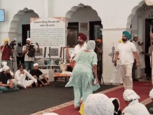 रिच्ची केपी के भोग पर पहुंच रहे लोग।