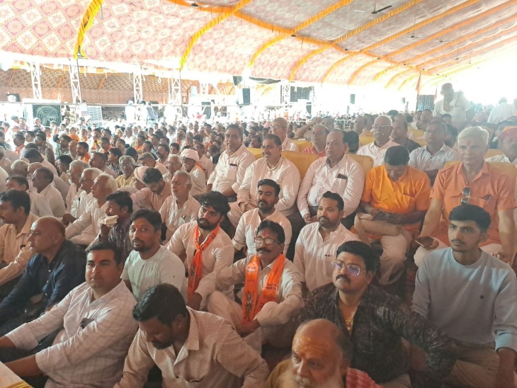 पाली शहर के अणुव्रत नगर मैदान में रविवार को विश्व हिन्दू परिषद पाली विभाग की ओर से हिन्दू शंखनाद का कार्यक्रम में मौजूद शहरवासी।