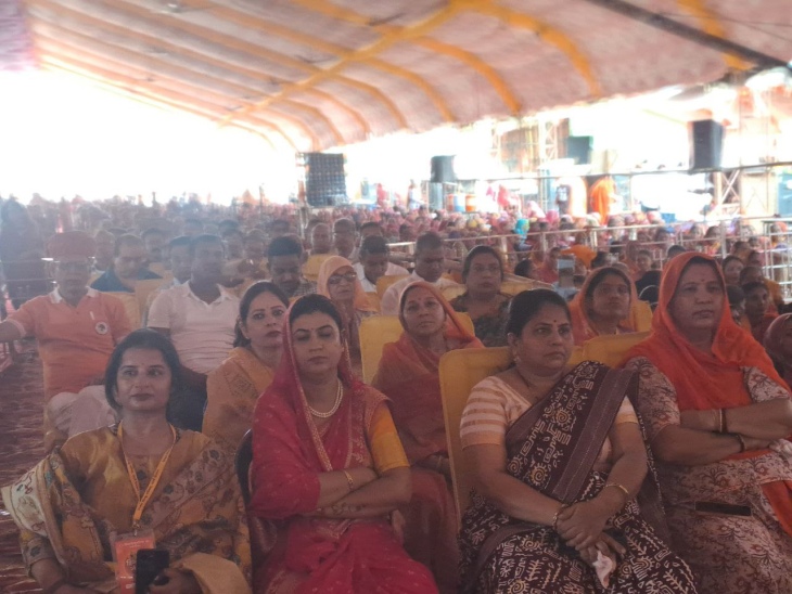 पाली शहर के अणुव्रत नगर मैदान में रविवार को विश्व हिन्दू परिषद पाली विभाग की ओर से हिन्दू शंखनाद का कार्यक्रम में मौजूद महिलाएं।