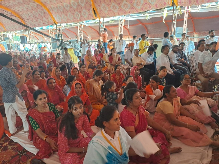 पाली शहर के अणुव्रत नगर मैदान में रविवार को विश्व हिन्दू परिषद पाली विभाग की ओर से हिन्दू शंखनाद का कार्यक्रम में मौजूद मातृ शक्ति।