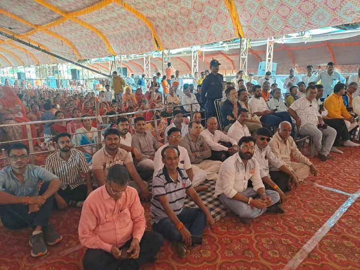 पाली शहर के अणुव्रत नगर मैदान में रविवार को विश्व हिन्दू परिषद पाली विभाग की ओर से हिन्दू शंखनाद का कार्यक्रम में मौजूद शहरवासी।