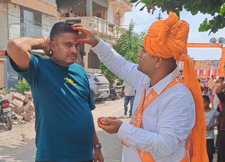 पाली शहर के अणुव्रत नगर मैदान में रविवार को विश्व हिन्दू परिषद पाली विभाग की ओर से हिन्दू शंखनाद का कार्यक्रम में आए लोगों का तिलक लगाकर स्वागत किया गया।
