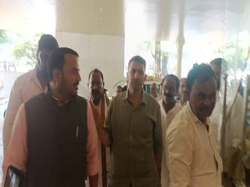 जीतू पटवारी होटल सेन्ट्रल पार्क में कार्यकर्ताओं से मिलने जाते हुए।
