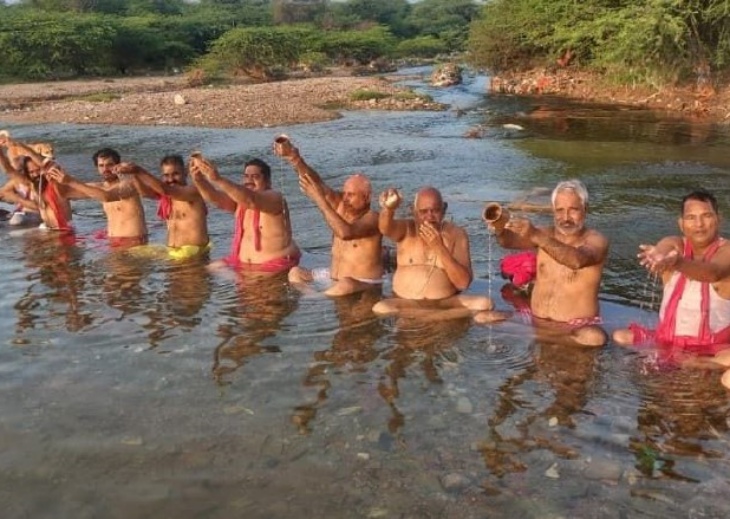 पाली के राणावास गांव के निकट सुकड़ी नदी में पितरों का तर्पण करते हुए ग्रामीण।