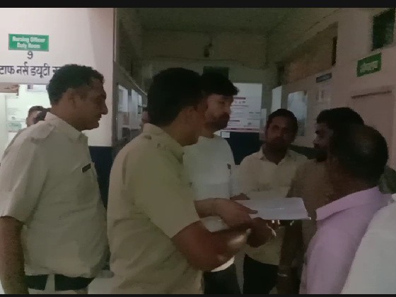 परिजनों से पूछताछ जांच करते हुए पुलिस।
