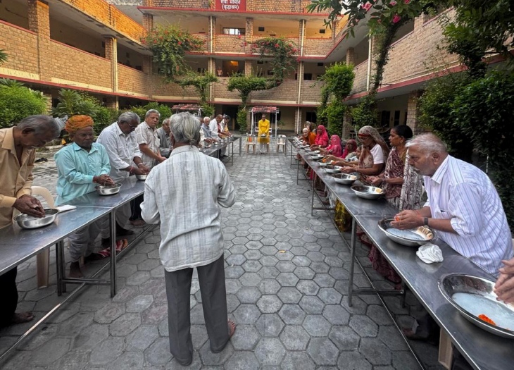पाली के वृद्धाश्रम में पितरों का तर्पण करते हुए वृद्ध जन।