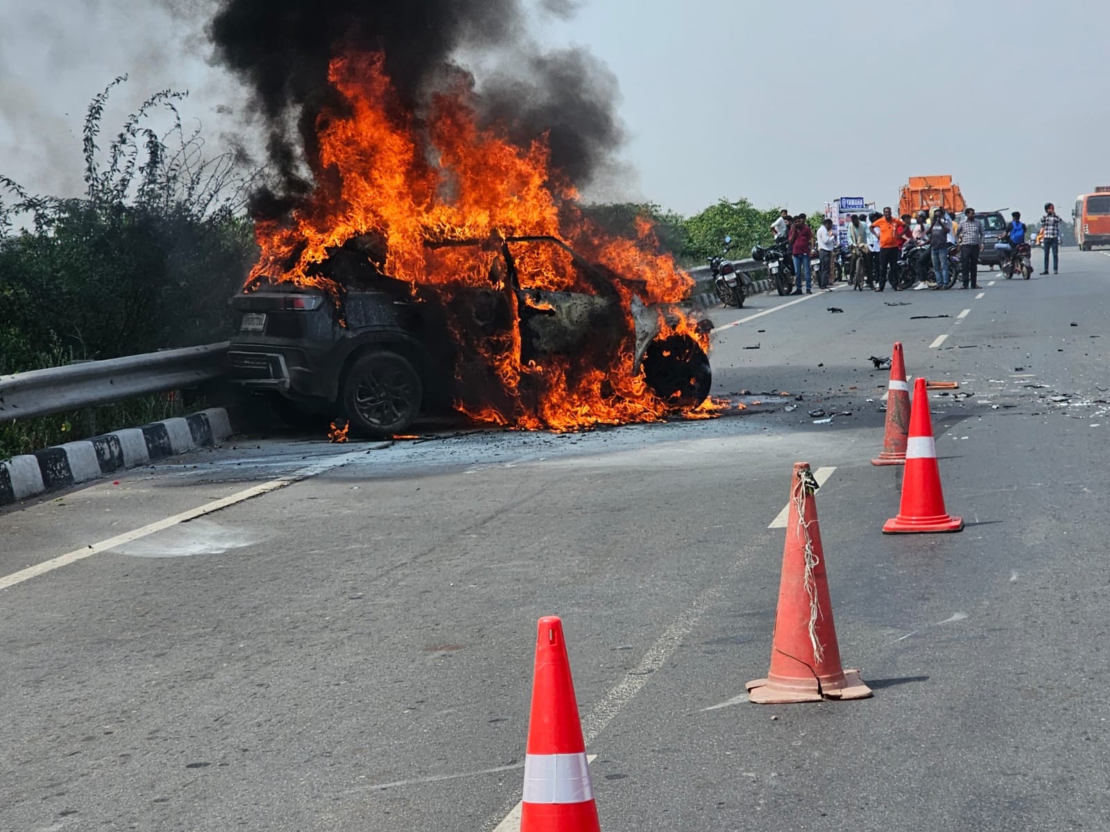 Creta car catches fire on Agra-Firozabad highway, VIDEO