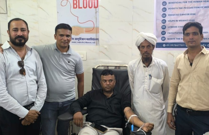 शिविर में ब्लड डोनेट करते हुए युवक।