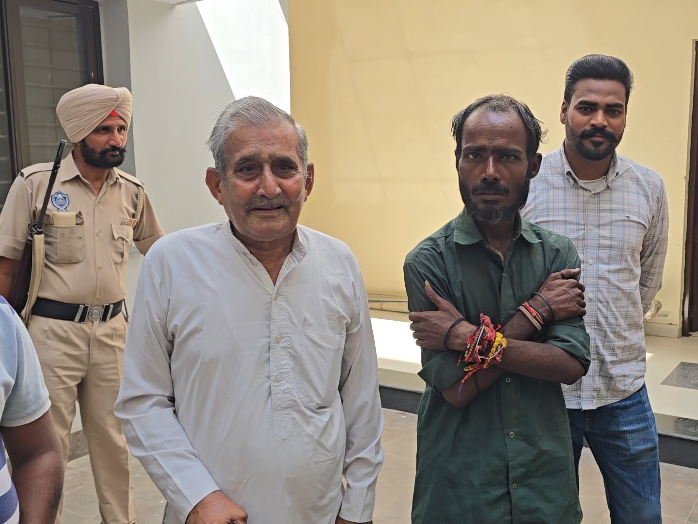 अपने परिजनों के साथ भारत-पाकिस्तान सीमा के पास से पकड़ा गया शख्स।