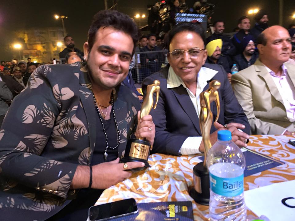 चरणजीत सिंह आहूजा (बीच में) के साथ उनके बेटे सचिन आहूजा (बाएं)। उन्हें साल 2015 में रांझणा गीत में म्यूजिक कंपोज करने के लिए मिर्ची अवॉर्ड मिला था। - फाइल फोटो