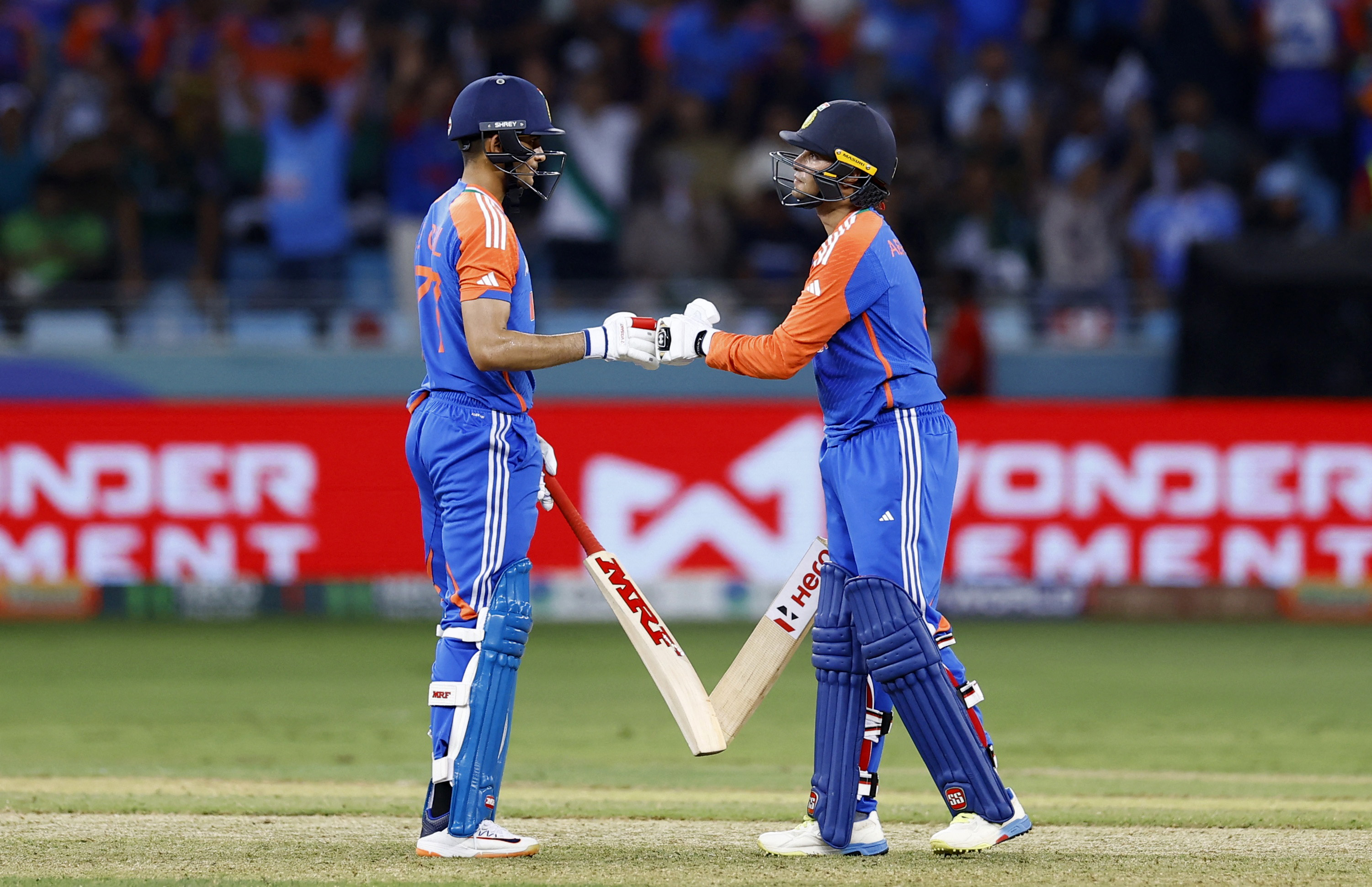 अभिषेक और गिल ने 28 बॉल पर फिफ्टी पार्टनरशिप पूरी की।