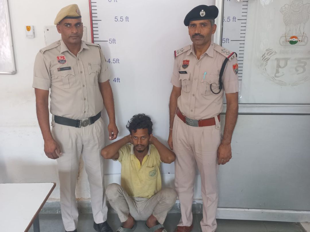 पुलिस की गिरफ्त में बच्ची की हत्या करने वाला आरोपी रितिक रोशन।