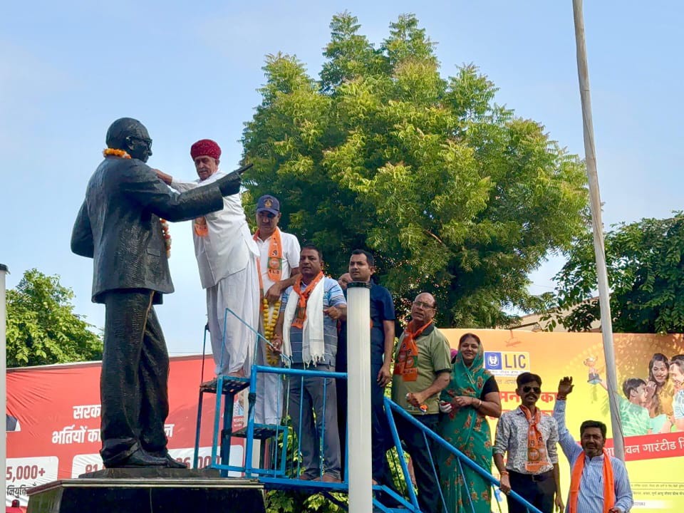 सांसद लुंबाराम चौधरी ने डॉ. अंबेडकर की मूर्ति की सफाई कर माल्यार्पण किया।