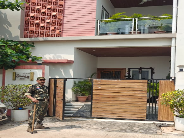 जयचंद कोसले के रायपुर स्थित घर पर EOW की टीम ने छापा मारा।
