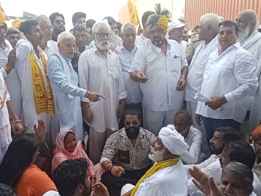 गुरुग्राम में दिल्ली जयपुर हाईवे पर धरने पर बैठे समाज के लोग।