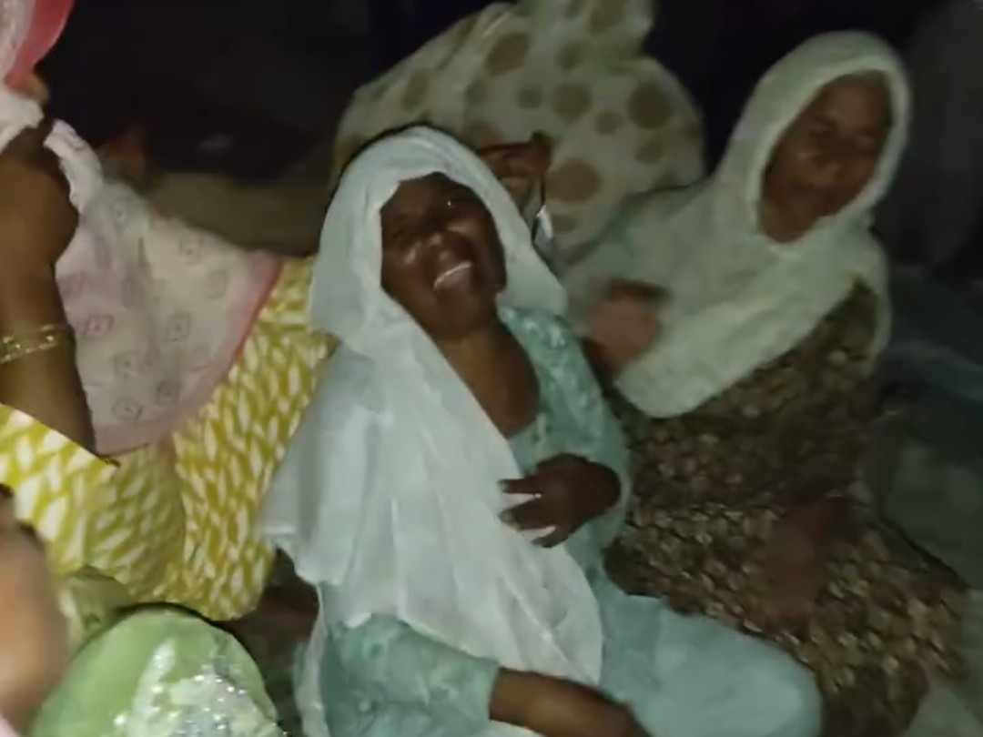 घर में विलाप करती परिवार की महिलाएं